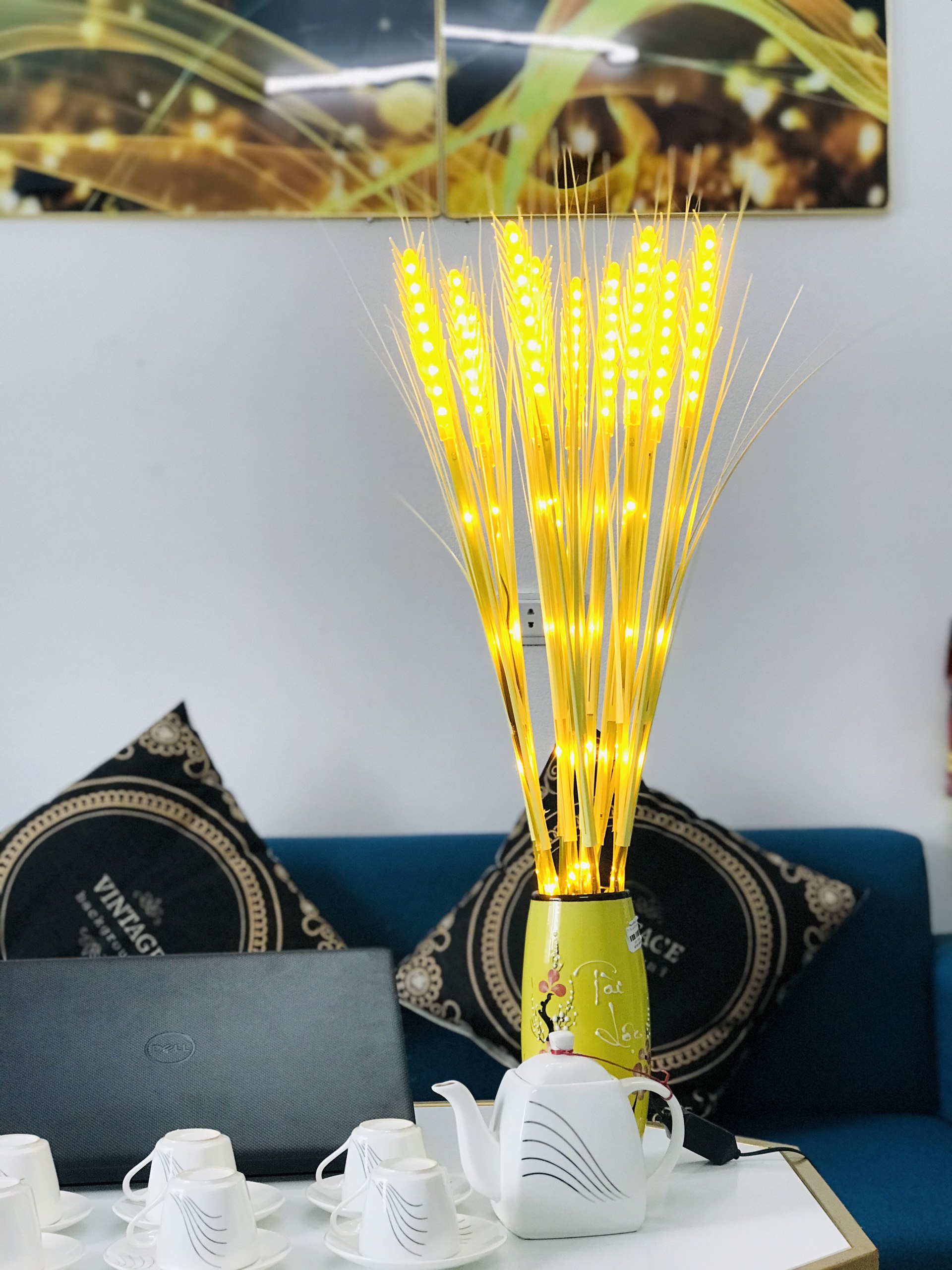 Đèn Bông Lúa Thần Tài: Với thiết kế độc đáo và tinh tế, đèn bông lúa thần tài sẽ mang đến cho ngôi nhà của bạn không gian phong phú và sinh động hơn. Đèn được làm bằng chất liệu đẹp, bền vững và chiếu sáng êm ái, giúp tạo ra không gian ấm cúng và thoải mái cho gia đình.
